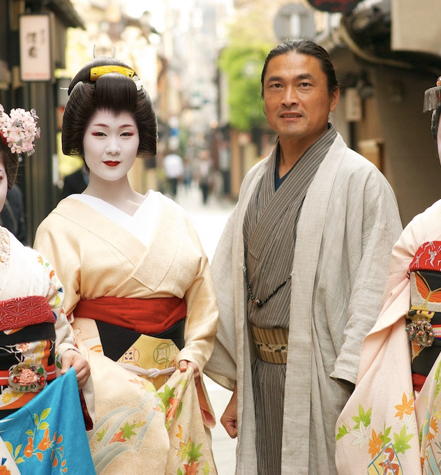 Gejsza i danna Artykuł o konflikcie między Mineko Iwasaki a Arthurem Goldenem - starcie książek: "Memoirs of Geisha" oraz "Geisha, a Life"). Jaka jest prawda o japońskich gejszach?