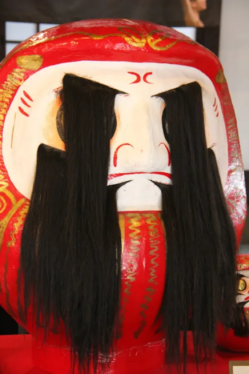 Lalka Daruma Symbolika trzech podstawowych kolorów w kulturze Japonii - czerwieni ako, bieli shiro i czerni kuro.