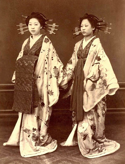 Zdjęcie dawnej Japonii Artykuł o konflikcie między Mineko Iwasaki a Arthurem Goldenem - starcie książek: "Memoirs of Geisha" oraz "Geisha, a Life"). Jaka jest prawda o japońskich gejszach?