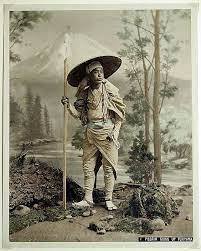 Wędrowni mnisi z japońskich gór Kōya — święty, szalony, oszust czy yōkai? Kim byli Kōya Hijiri – wędrowni mnisi z gór Kōya? Od świętych kaznodziejów po ludowe upiory Yadōkai, ich historia splata sacrum i grozę.