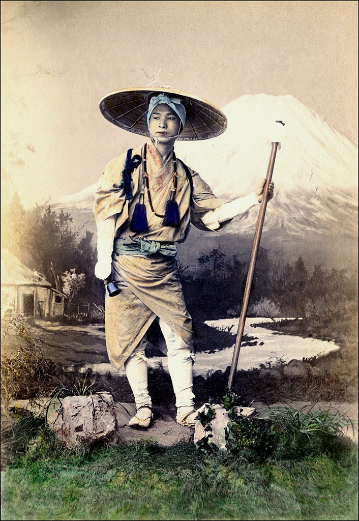 Wędrowni mnisi z japońskich gór Kōya — święty, szalony, oszust czy yōkai? Kim byli Kōya Hijiri – wędrowni mnisi z gór Kōya? Od świętych kaznodziejów po ludowe upiory Yadōkai, ich historia splata sacrum i grozę.