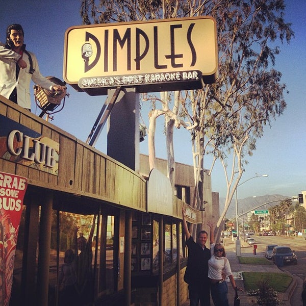 Karaoke w USA - Dimples. Artykuł o kulturze karaoke w Japonii - jaka jest jego historia oraz współczesny charakter.