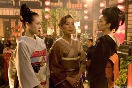 Kadr z filmy Wyznania Gejszy Artykuł o konflikcie między Mineko Iwasaki a Arthurem Goldenem - starcie książek: "Memoirs of Geisha" oraz "Geisha, a Life"). Jaka jest prawda o japońskich gejszach?
