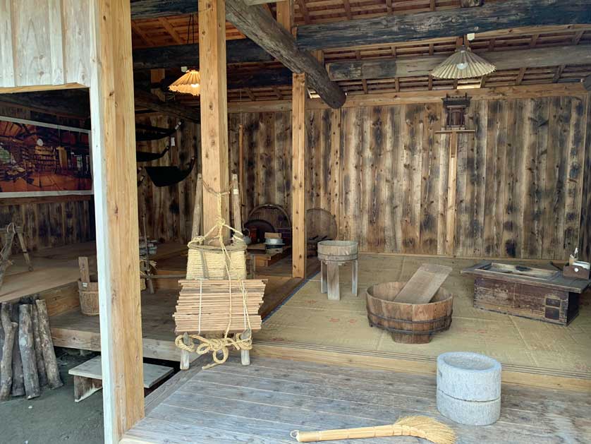 Dom rolniczy w muzeum społeczności Yakushimy w Japonii. Artykuł o japońskiej wyspie Yakushima, gdzie odnajdziemy pradawną naturę Japonii, inspirację anime "Księżniczka Mononoke" (Mononoke Hime( Hayao Miyazakiego.