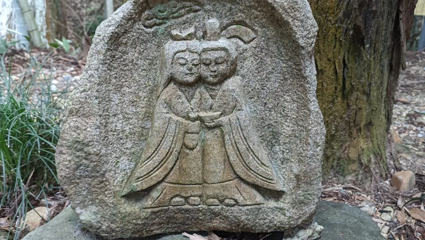 Walking Along a Country Road in Japan, You Encounter the Ancient Dōsojin Discover dōsojin – the stone deities of roads and boundaries in Japan. Their history, symbols, festivals, and presence in folk culture and anime.