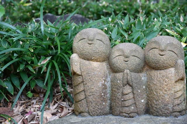 Walking Along a Country Road in Japan, You Encounter the Ancient Dōsojin Discover dōsojin – the stone deities of roads and boundaries in Japan. Their history, symbols, festivals, and presence in folk culture and anime.