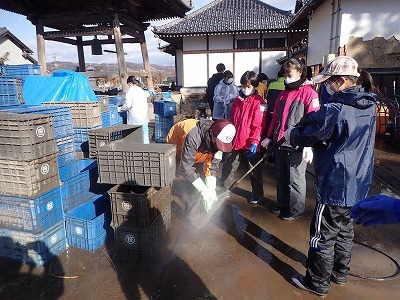 Bōsai. Zachować spokój, pomóc sąsiadom, odbudować miasto. Jak Japonia wychowuje dzieci na wypadek katastrofy. Bōsai to japońska kultura gotowości: szkolne ćwiczenia, „pierwsza odpowiedź”, samopomoc i sąsiedzka współpraca. Esej o tym, jak Japonia wychowuje dzieci do spokoju, odpowiedzialności i odbudowy po katastrofie.