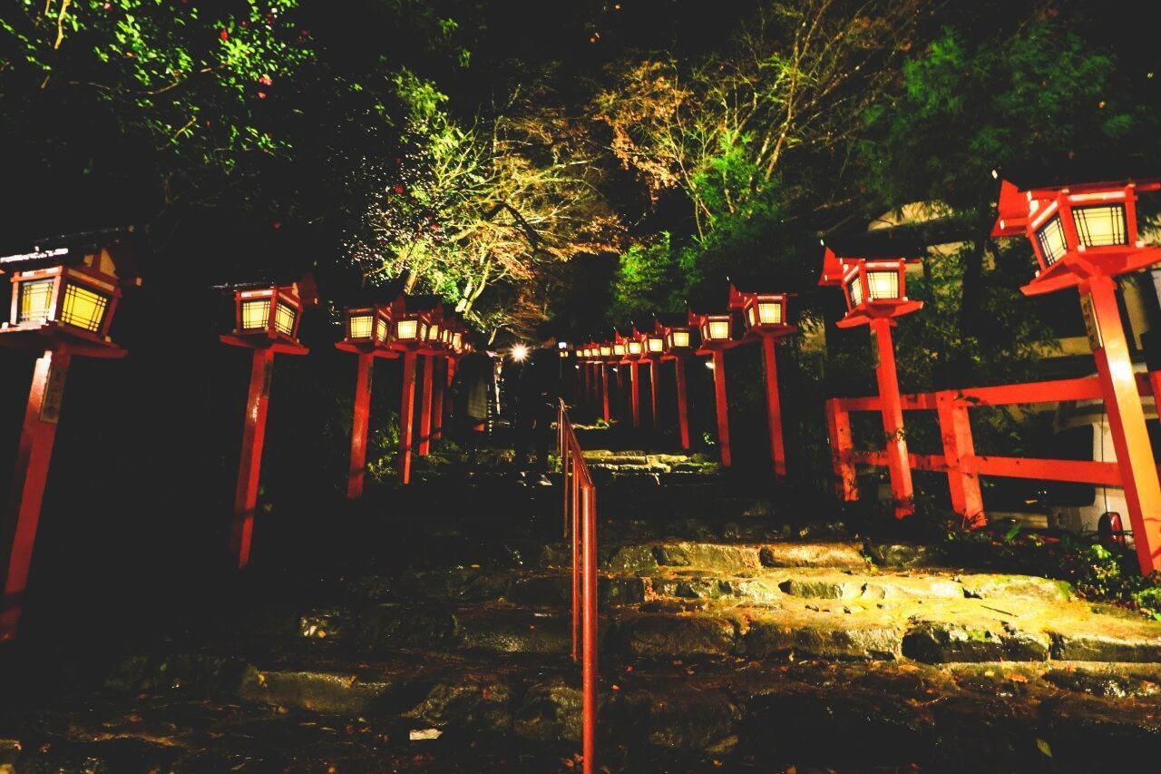 Hashihime przy moście Uji – jak kobieta, która nie chciała cicho odejść, stała się demonem Hashihime z mostu Uji – kobieta porzucona w epoce Heian, która stała się demonem. Tysiącletnia japońska legenda jako studium krzywdy niewysłuchanej.