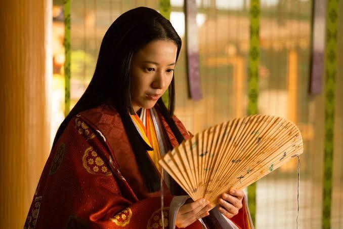 Weekendowy wypad z damami dworu Heian-kyō. Słuchamy kukułki z samą Sei Shōnagon. Heian-kyō, 998: Sei Shōnagon wraca z wyprawy bez jednego wersu. Wymówkę ma po ojcu poecie. Wóz obłożony kwiatami jak żywopłot, ulewa i kukułki drące się nad głową.
