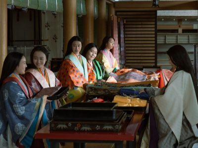 Weekendowy wypad z damami dworu Heian-kyō. Słuchamy kukułki z samą Sei Shōnagon. Heian-kyō, 998: Sei Shōnagon wraca z wyprawy bez jednego wersu. Wymówkę ma po ojcu poecie. Wóz obłożony kwiatami jak żywopłot, ulewa i kukułki drące się nad głową.