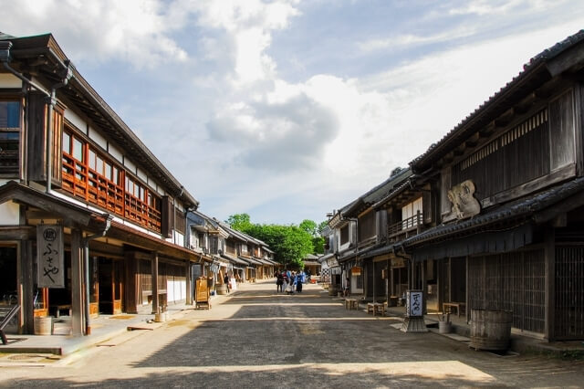 Tak wyglądały ulice Edo, Japonia Esej o psim Shogunie - Tokugawa Tsunayoshi i jego prawie o współczuciu żywym istotom (Shorui Awaremi no Rei) - jak w Edo chroniono zwierzęta przed okrucieństwem.