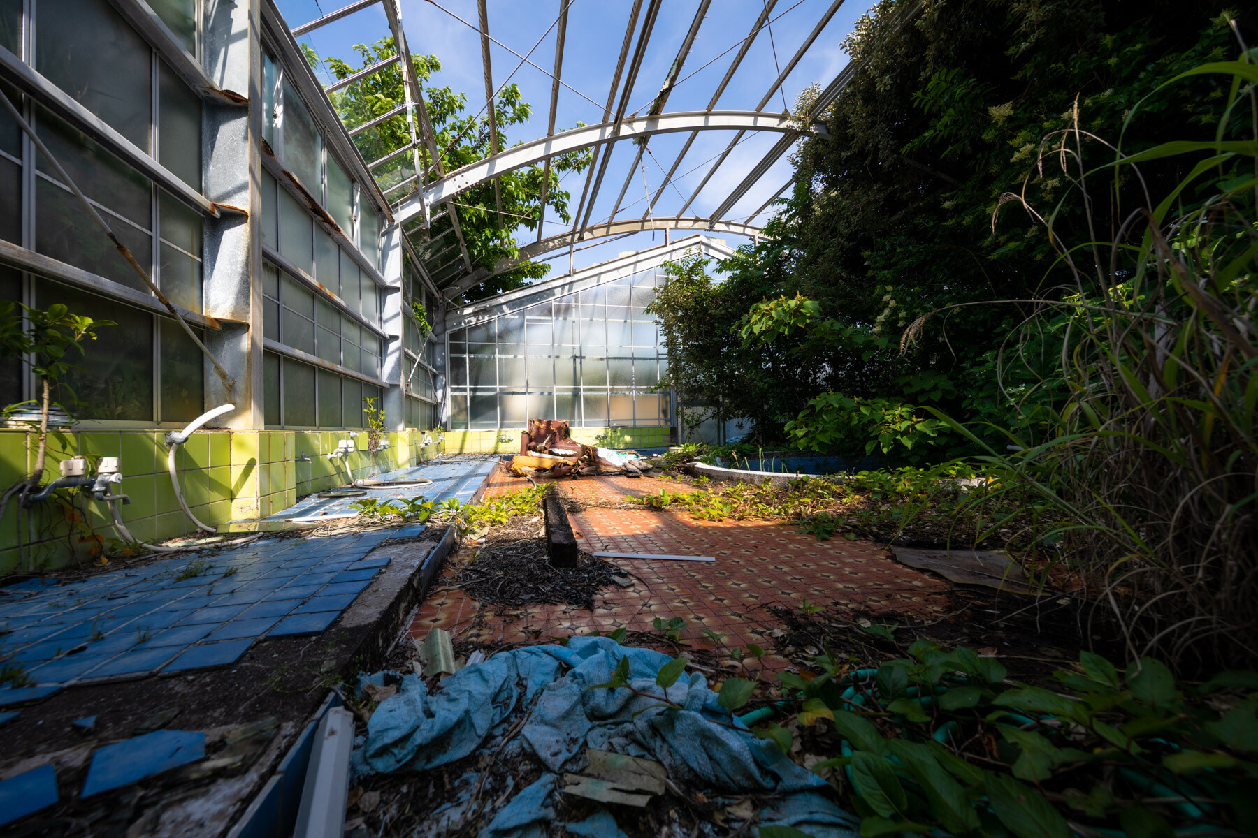 Haikyō Onsen – Japanese “urbex” amid the abandoned beauty of 1980s resorts Haikyō onsen are abandoned Japanese resorts from the 1980s. Discover their history, architecture, and the unique ‘urbex’ atmosphere amid the ruins of former hot spring retreats.