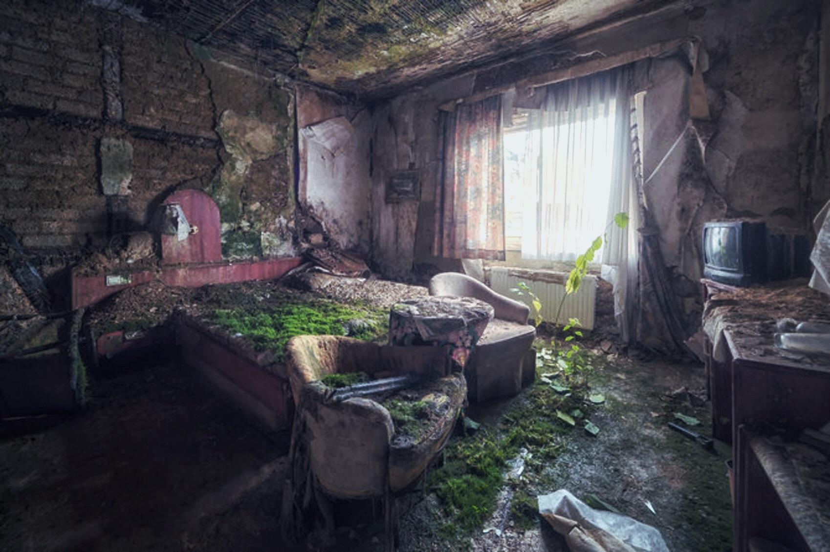 Haikyō Onsen – Japanese “urbex” amid the abandoned beauty of 1980s resorts Haikyō onsen are abandoned Japanese resorts from the 1980s. Discover their history, architecture, and the unique ‘urbex’ atmosphere amid the ruins of former hot spring retreats.