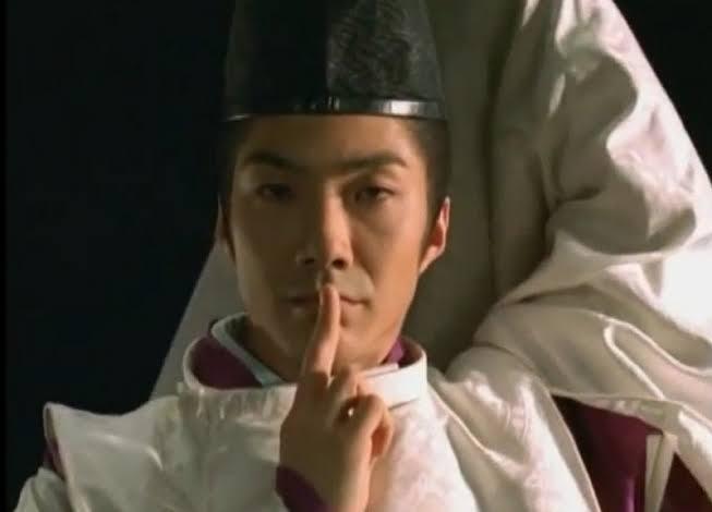 Abe no Seimei. Ile twarzy może mieć jeden człowiek? Artykuł o onmyodo - japońskiej sztuce magicznej z okresu Heian - oraz o jej czarnoksiężniku - onmyoji Abe no Seimei