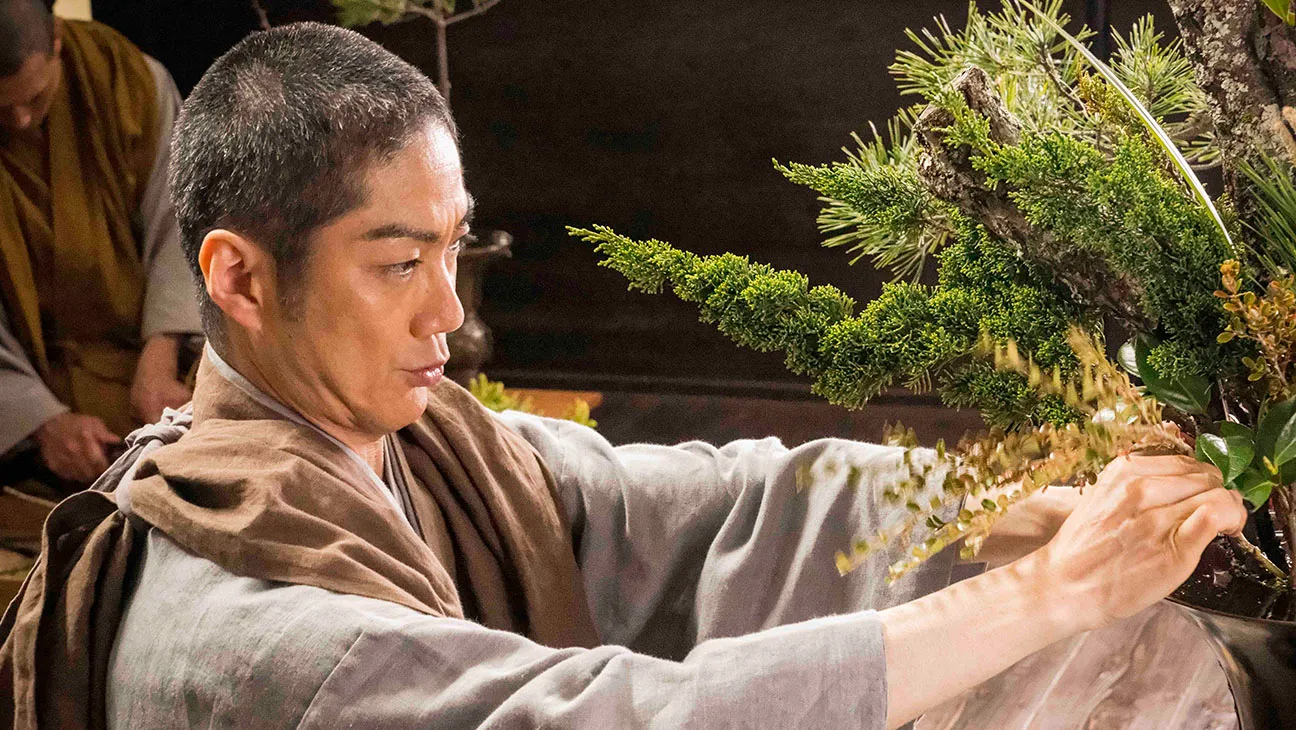 Ikebana w japońskim filmie Flower and Sword. Esej o japońskiej sztuce kwiatowej - ikebana. Jak uosabia ona filozofię zen i mono no aware oraz styl wabi sabi? Historia japońskiej sztuki.