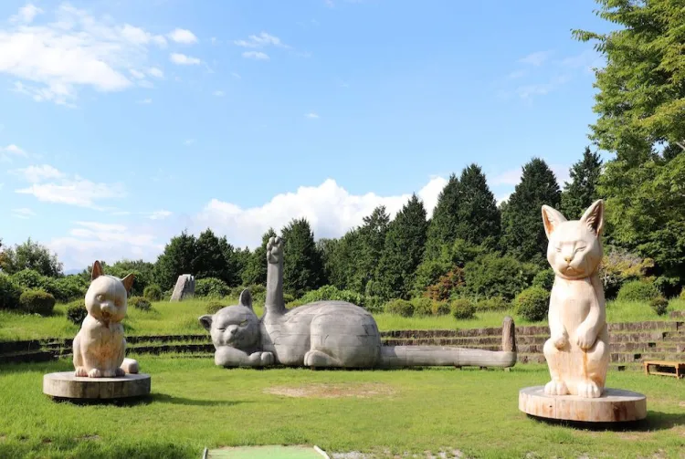 Fumio Asakura - muzeum kocich pomnikㅐㅈ Artykuł o motywie kocim w sztuce ukiyo-e i historii Japonii.