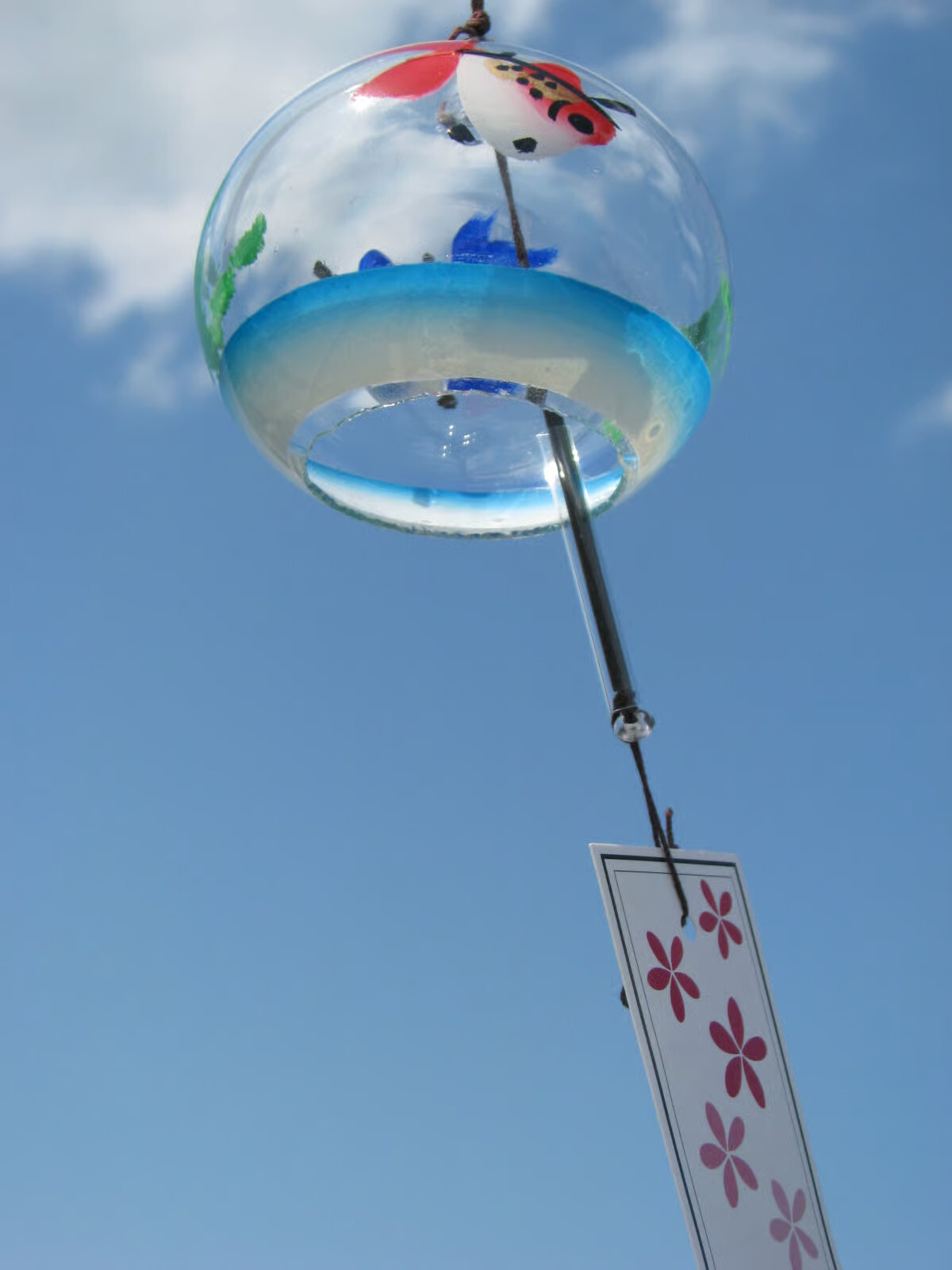 Skrzypienie podłogi, echo kroków na klatce schodowej, tykanie zegara - japońska sztuka uważnego słuchania „kaze no oto” Poznaj japońską sztukę słuchania kaze no oto – subtelnych dźwięków codzienności, które uczą uważności, spokoju i życia w chwili obecnej.