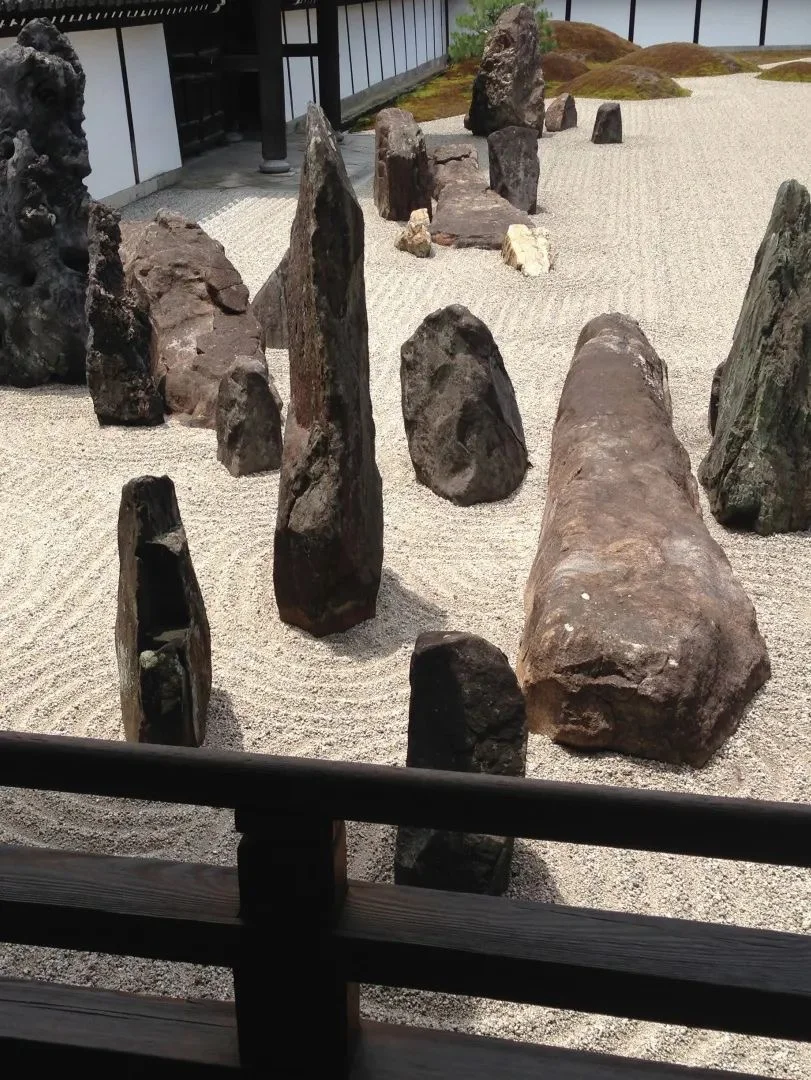 Ogród w Japonii - suchy, karesansui Esej o japońskich ogrodach karesansui i, jaką rolę pełnią w filozofii Zen i Mono no Aware