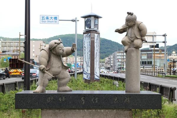 Statue of Benkei and Ushiwakamaru on Gojo bridge, Kyoto in Japan. The legendary fight on Gojo bridge between a young samurai Ushiwakamaru (later Yoshitsune Minamoto) and old monk-soldier (sohei) Benkei in Kamakura period. History and culture of Japan and its influence on manga and anime.