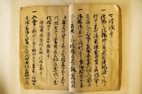 Pod czujnym okiem sąsiada: Gonin gumi i odpowiedzialność grupowa w czasach shogunatu Gonin gumi – system odpowiedzialności grupowej z czasów shogunatu, który ukształtował japońską mentalność sąsiedzką i kulturę społeczną.