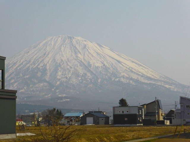 Festiwal ziemniaka w Japonii: kartoflane tańce Jaga Matsuri pod górą Yōtei Poznaj japońskie Jaga Matsuri – niezwykły festiwal ziemniaka w Kutchan na Hokkaidō. Tańce, parady i kartoflana radość u stóp góry Yōtei!