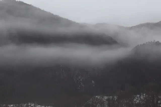 Japońska pora roku „usui”: dokoła lodowaty mróz, w sercu oddech wiosny Usui (雨水) – „Woda deszczowa” – to japońska pora przejścia, gdy zima jeszcze trzyma, a pod śniegiem zaczyna pracować wiosna. Esej o sekki, mikrosezonach i wrażliwości na zmianę, czytany przez waka i hokku oraz zimowy dzień w Przasnyszu.