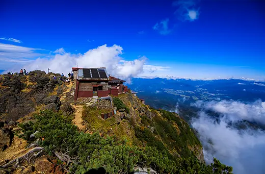 Wędrowni mnisi z japońskich gór Kōya — święty, szalony, oszust czy yōkai? Kim byli Kōya Hijiri – wędrowni mnisi z gór Kōya? Od świętych kaznodziejów po ludowe upiory Yadōkai, ich historia splata sacrum i grozę.