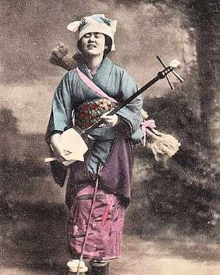 Goze: Blind Female Artists of Feudal Japan – Dignity in a Journey through Snow and Rejection Discover the story of the goze – blind female artists of feudal Japan. Their lives were marked by strict discipline, wandering, and dignity reclaimed through art.