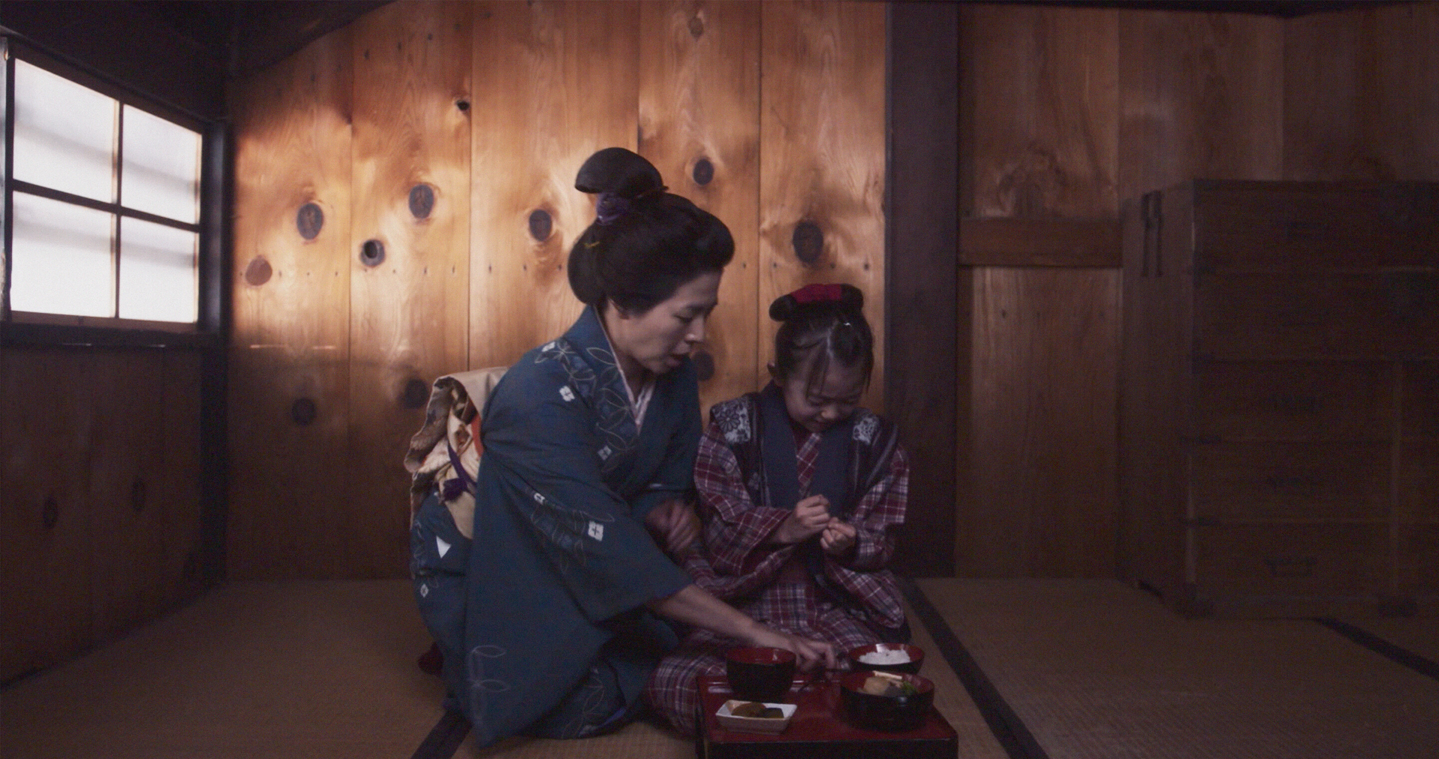 Goze: Blind Female Artists of Feudal Japan – Dignity in a Journey through Snow and Rejection Discover the story of the goze – blind female artists of feudal Japan. Their lives were marked by strict discipline, wandering, and dignity reclaimed through art.