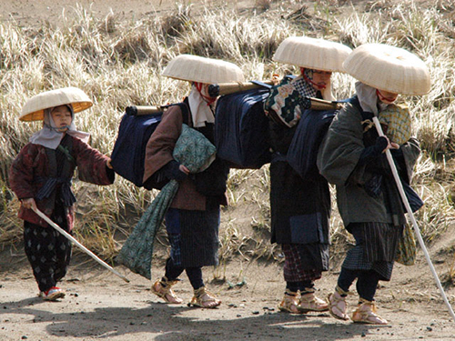 Goze: Blind Female Artists of Feudal Japan – Dignity in a Journey through Snow and Rejection Discover the story of the goze – blind female artists of feudal Japan. Their lives were marked by strict discipline, wandering, and dignity reclaimed through art.