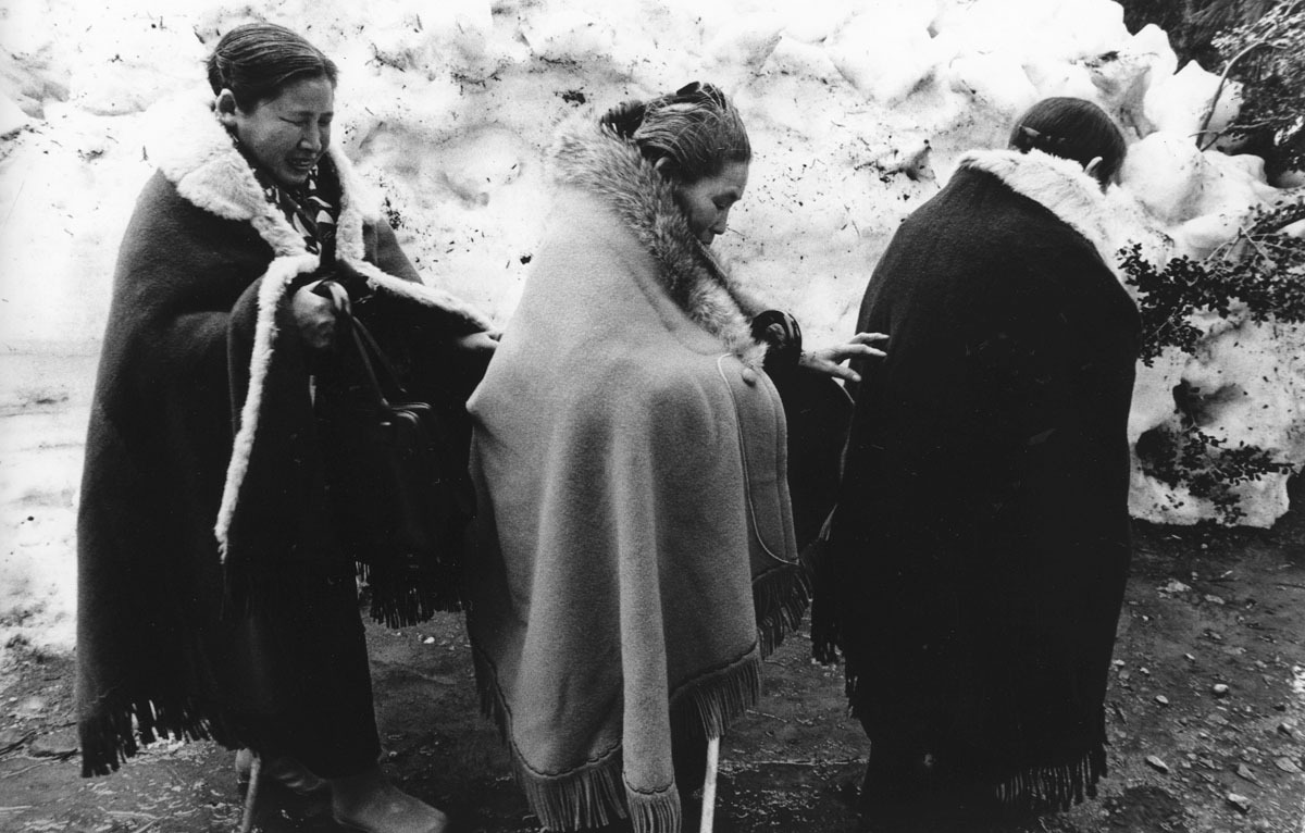 Goze: Blind Female Artists of Feudal Japan – Dignity in a Journey through Snow and Rejection Discover the story of the goze – blind female artists of feudal Japan. Their lives were marked by strict discipline, wandering, and dignity reclaimed through art.