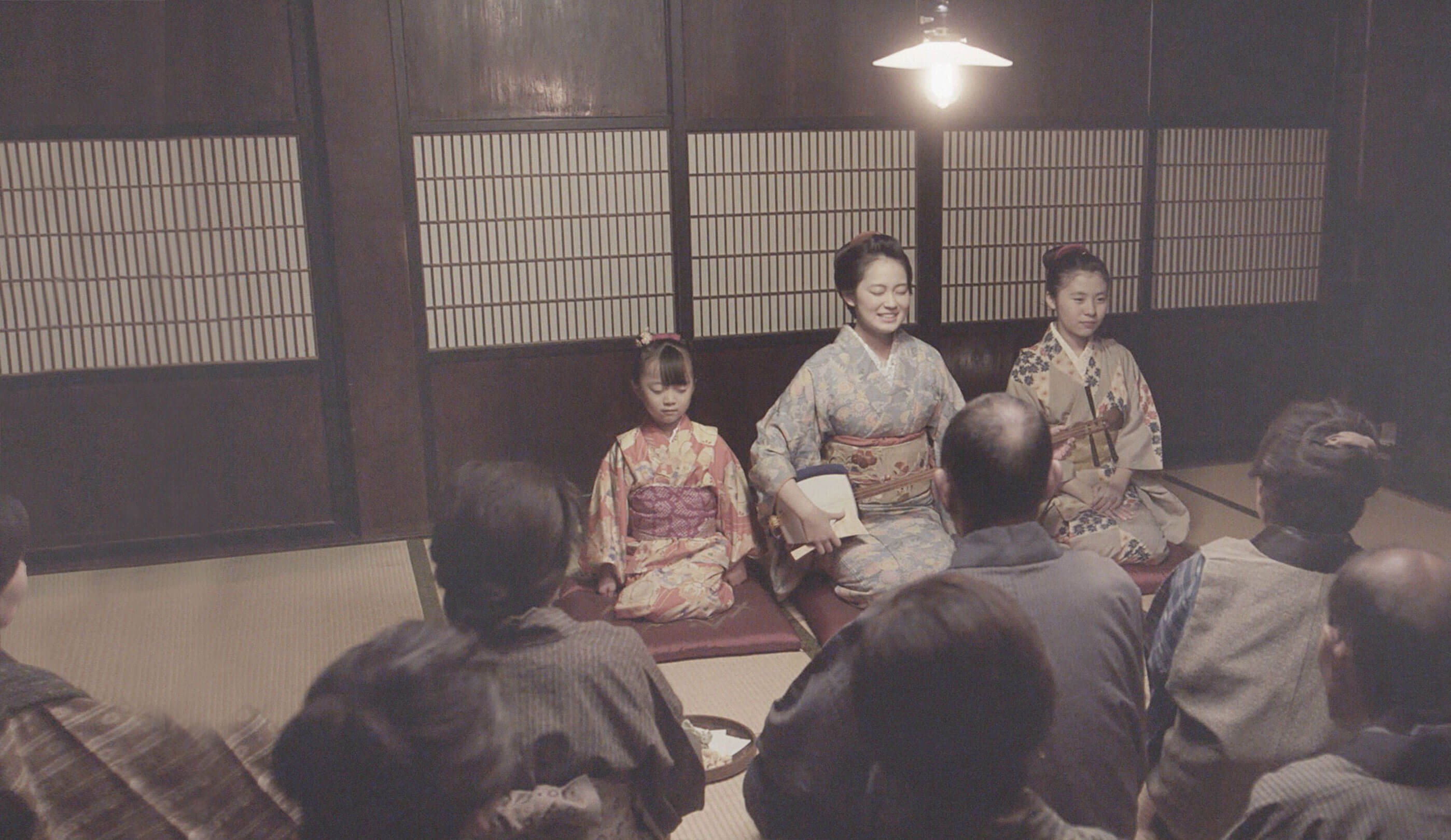 Goze: Blind Female Artists of Feudal Japan – Dignity in a Journey through Snow and Rejection Discover the story of the goze – blind female artists of feudal Japan. Their lives were marked by strict discipline, wandering, and dignity reclaimed through art.