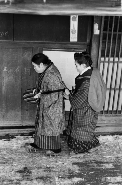 Goze: Blind Female Artists of Feudal Japan – Dignity in a Journey through Snow and Rejection Discover the story of the goze – blind female artists of feudal Japan. Their lives were marked by strict discipline, wandering, and dignity reclaimed through art.