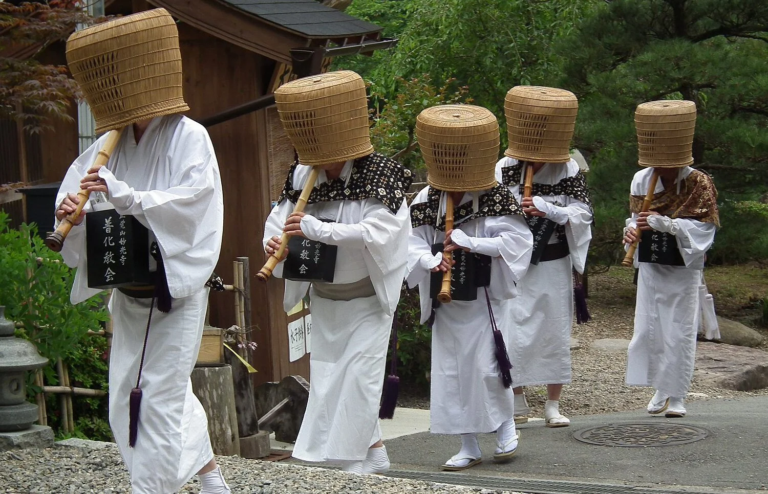 Skrzypienie podłogi, echo kroków na klatce schodowej, tykanie zegara - japońska sztuka uważnego słuchania „kaze no oto” Poznaj japońską sztukę słuchania kaze no oto – subtelnych dźwięków codzienności, które uczą uważności, spokoju i życia w chwili obecnej.