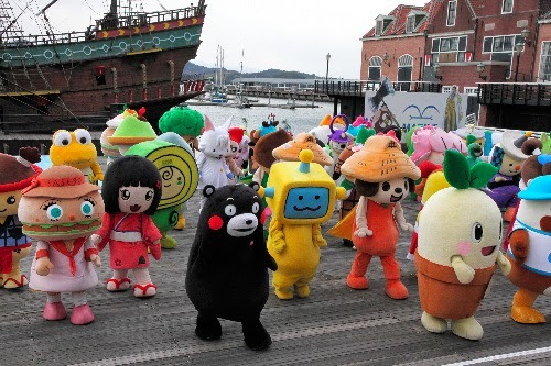 Futro, które zarabia miliardy - Yuru-kyara, czyli jak każda japońska mieścina ma swoją pocieszną pokrakę Yuru-kyara – japońskie maskotki, które promują miasta, tańczą w TV i zarabiają miliardy yenów. Poznaj ich historię, najbardziej zwariowane postacie i wpływ na gospodarkę Japonii.