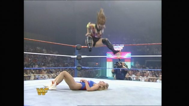 Guillotine Leg Drop w wykonaniu Bull Nakano. Artykuł o japońskiej wrestlerce WWF (WWE) z lat 90-tych: Bull Nakano (Keiko Nakano), która weszła do Hall of Fame WWE w 2024.