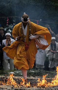 Gyoja - wojownicy i spziedzy shinobi buddyjscy Poznaj 10 szkół ninja (poprawniej: shinobi) okresów od Heian, przez Sengoku, aż po "bezpiekę" Tokugawów w Edo. Shinobi to nie tylko Iga i Koga...