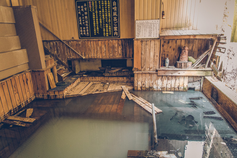Haikyō Onsen – Japanese “urbex” amid the abandoned beauty of 1980s resorts Haikyō onsen are abandoned Japanese resorts from the 1980s. Discover their history, architecture, and the unique ‘urbex’ atmosphere amid the ruins of former hot spring retreats.