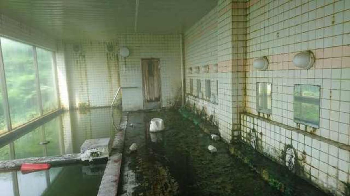 Haikyō Onsen – Japanese “urbex” amid the abandoned beauty of 1980s resorts Haikyō onsen are abandoned Japanese resorts from the 1980s. Discover their history, architecture, and the unique ‘urbex’ atmosphere amid the ruins of former hot spring retreats.