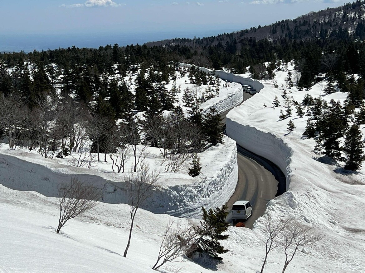 „Śnieżna kobieta” yuki-onna – bolesne piękno i pozaludzka obojętność Yuki-onna (雪女) bez uproszczeń: kanji, źródła i „Kwaidan” Hearna, a potem biel, zimno i kobieta jako „Inna” – od folkloru po popkulturę i ekologiczną wrażliwość.