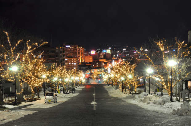 Idziemy na bōnenkai! – wśród Japończyków, w izakayi, pośród niepisanych reguł i rytuałów Firmowe bōnenkai (忘年会) to nie „zwykła impreza”, lecz rytuał domykania roku: izakaya, „kampai”, hierarchia przy stole i kontrolowany luz (無礼講). Scenki z życia, kanji i psychologia relacji w japońskiej pracy.