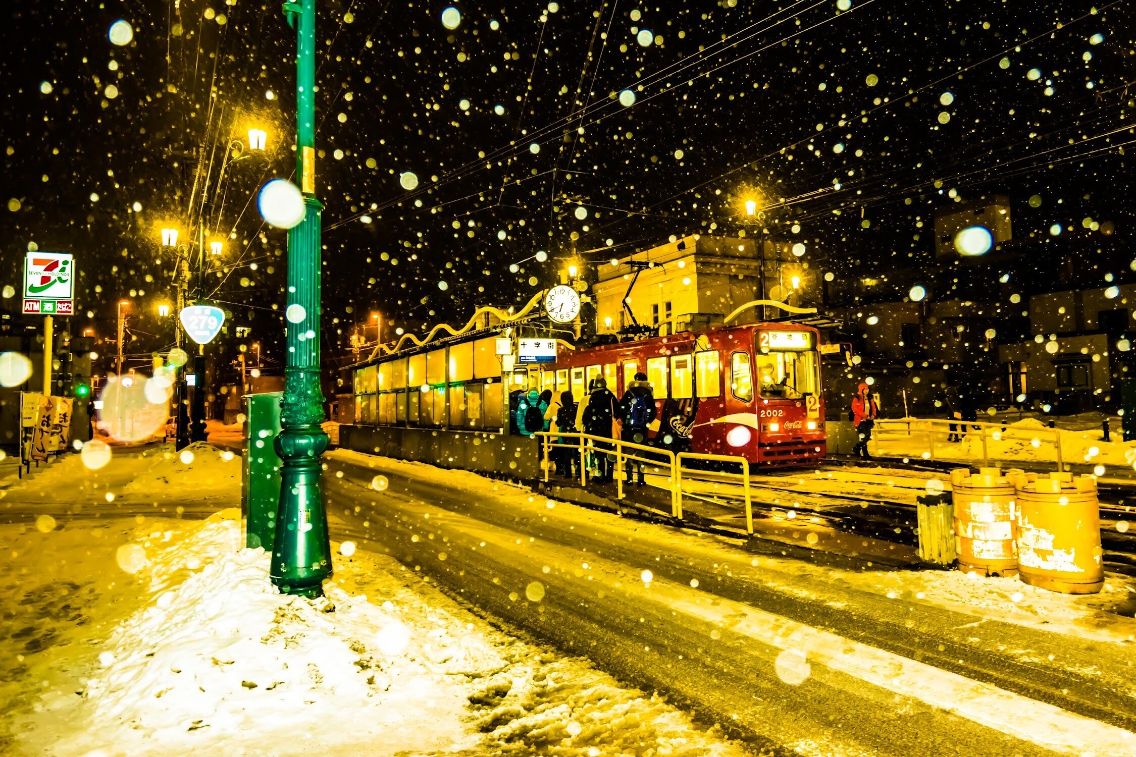 Idziemy na bōnenkai! – wśród Japończyków, w izakayi, pośród niepisanych reguł i rytuałów Firmowe bōnenkai (忘年会) to nie „zwykła impreza”, lecz rytuał domykania roku: izakaya, „kampai”, hierarchia przy stole i kontrolowany luz (無礼講). Scenki z życia, kanji i psychologia relacji w japońskiej pracy.