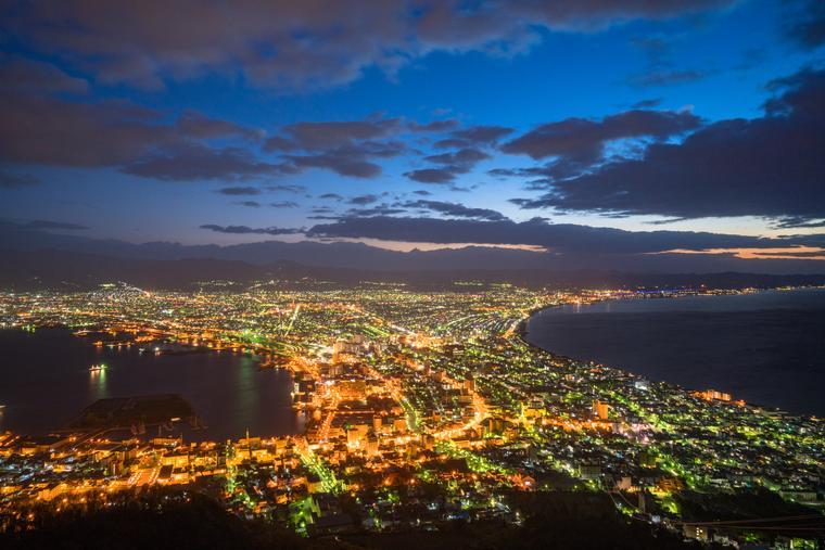 Idziemy na bōnenkai! – wśród Japończyków, w izakayi, pośród niepisanych reguł i rytuałów Firmowe bōnenkai (忘年会) to nie „zwykła impreza”, lecz rytuał domykania roku: izakaya, „kampai”, hierarchia przy stole i kontrolowany luz (無礼講). Scenki z życia, kanji i psychologia relacji w japońskiej pracy.