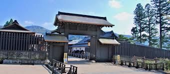 Dzień na stacji kontrolnej sekisho. Jak shōgunat rządził procedurą, nie mieczem Sekisho w Hakone: strażnicy, pieczęcie i przepustki, rewizje bagażu oraz reguła „入り鉄砲に出女”. Jak shōgunat Tokugawów kontrolował ruch ludzi, broń i „wyjeżdżające kobiety”.