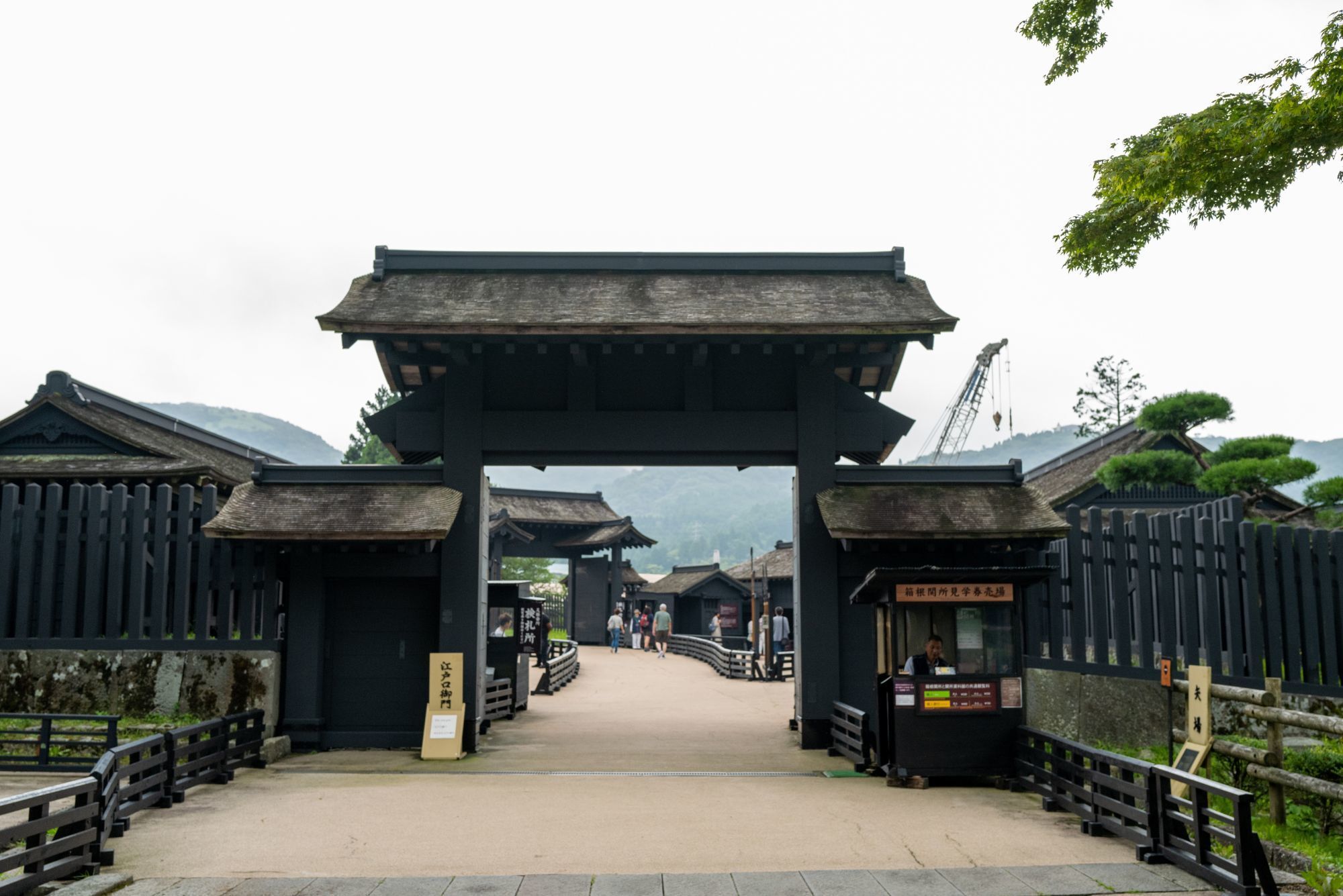 Dzień na stacji kontrolnej sekisho. Jak shōgunat rządził procedurą, nie mieczem Sekisho w Hakone: strażnicy, pieczęcie i przepustki, rewizje bagażu oraz reguła „入り鉄砲に出女”. Jak shōgunat Tokugawów kontrolował ruch ludzi, broń i „wyjeżdżające kobiety”.