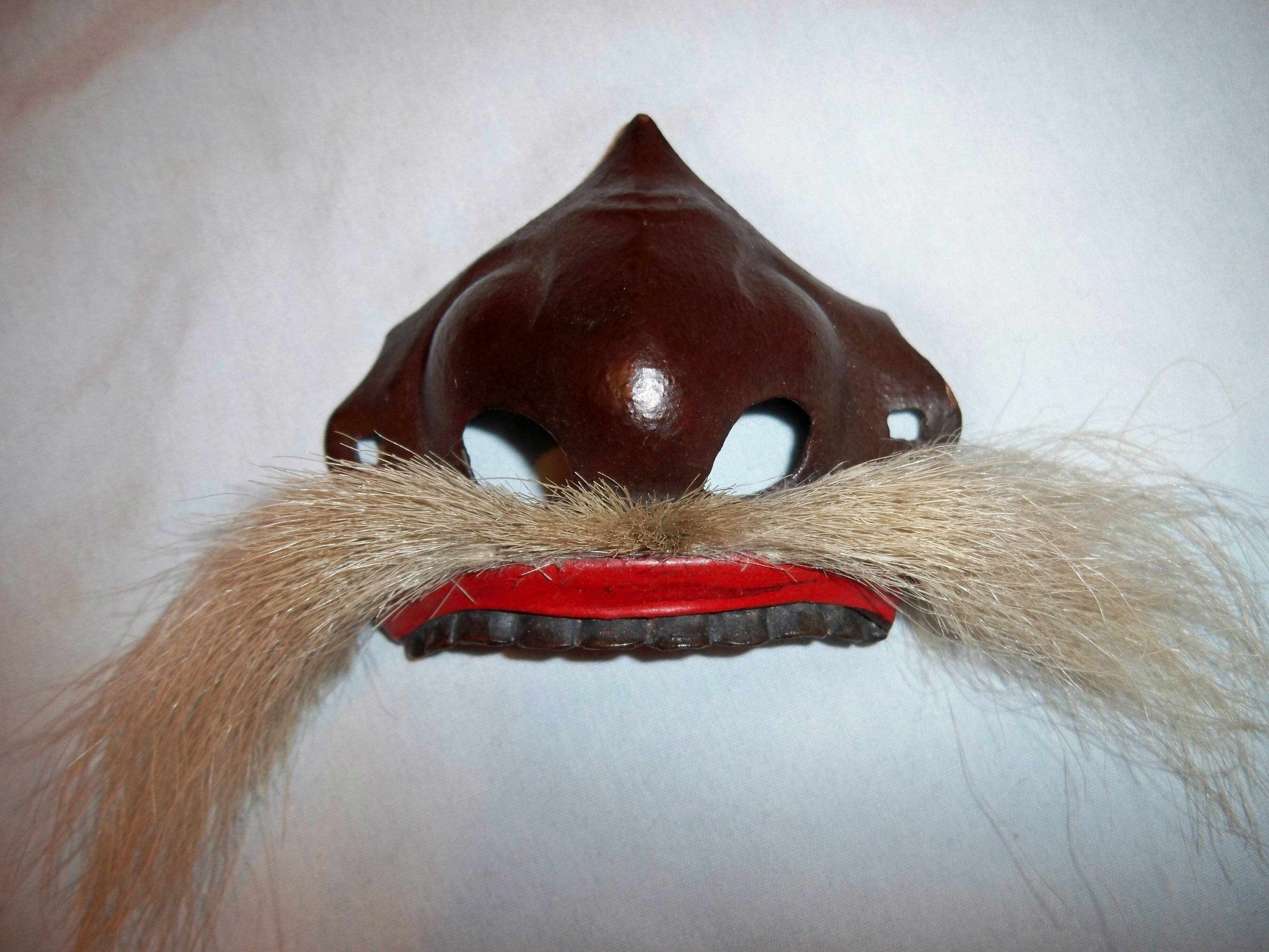 Hana - zakłądany nos na maskę samurajską Esej o samurajskim uzbrojeniu - maski ochronne na twarz, czyli men yoroi, czy menpo - ich budowa, symbolika i historia.