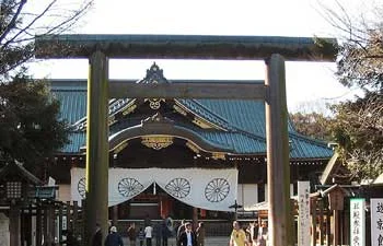 Esej przekrojowy o japońskiej symbolice, znaczeniu i historii bram torii.