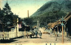 Dzień na stacji kontrolnej sekisho. Jak shōgunat rządził procedurą, nie mieczem Sekisho w Hakone: strażnicy, pieczęcie i przepustki, rewizje bagażu oraz reguła „入り鉄砲に出女”. Jak shōgunat Tokugawów kontrolował ruch ludzi, broń i „wyjeżdżające kobiety”.