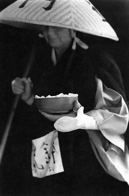 Wędrowni mnisi z japońskich gór Kōya — święty, szalony, oszust czy yōkai? Kim byli Kōya Hijiri – wędrowni mnisi z gór Kōya? Od świętych kaznodziejów po ludowe upiory Yadōkai, ich historia splata sacrum i grozę.