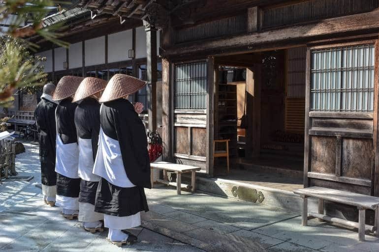Wędrowni mnisi z japońskich gór Kōya — święty, szalony, oszust czy yōkai? Kim byli Kōya Hijiri – wędrowni mnisi z gór Kōya? Od świętych kaznodziejów po ludowe upiory Yadōkai, ich historia splata sacrum i grozę.